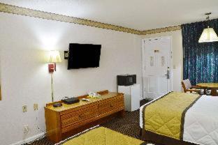 Standard Queen Room with Two Queen Beds - Non Smoking/Upper Floor interior